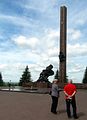 Park des Sieges. Stadtführerin Irina beginnt die Tour mit uns am Denkmal fr den Helden der Sowjetunion Matrosow.